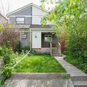 Spacious With Ensuite Bathroom Near Subway, Koreatown & Uoft Homestay